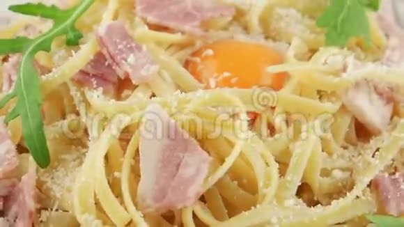 意大利意大利面食卡巴拉与培根视频的预览图