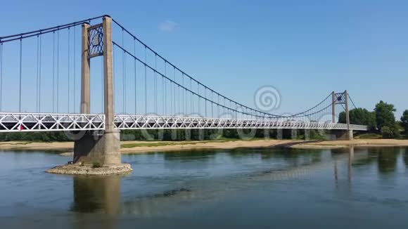 卢瓦尔河上的悬索桥视频的预览图