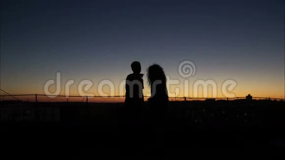 剪影夫妇在日落时玩场景视频的预览图
