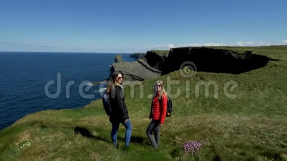 两个女孩在爱尔兰度假视频的预览图