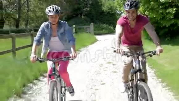 骑山上自行车的情侣视频的预览图