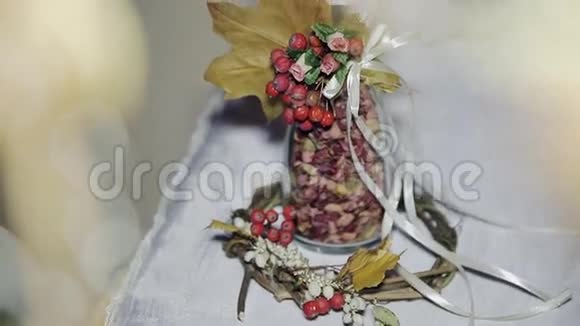婚礼上的蜡烛燃烧在桌子上视频的预览图