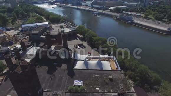 四架直升机绕着城市里的旧砖房屋顶飞行夏日阳光明媚视频的预览图