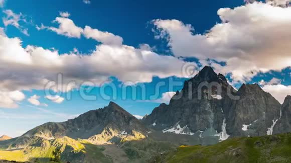 雪山山脊和山峰与移动的云在阿尔卑斯山在夏季都灵省意大利日落时分时间流逝SLI视频的预览图