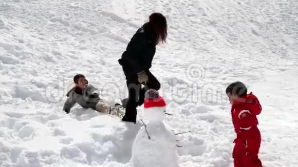 妈妈和两个孩子在玩雪视频的预览图