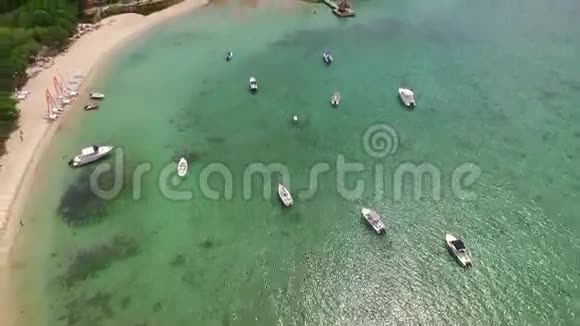 毛里求斯的沙巴赫无人驾驶飞机飞过印度洋和人们视频的预览图
