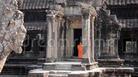 柬埔寨吴哥窟寺庙的高棉僧侣视频的预览图