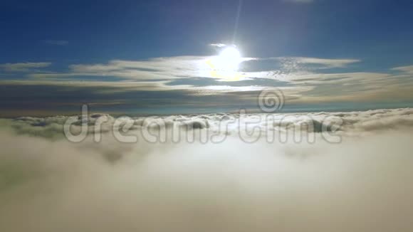 从云层中飞向太阳穿过云层到太阳4k决议视频的预览图
