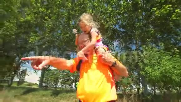 夏天爷爷背着孙女扛在肩上视频的预览图