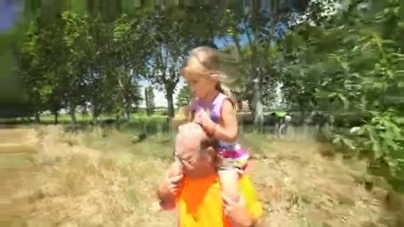 夏天爷爷背着孙女扛在肩上视频的预览图