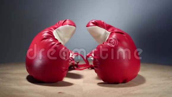 拳击手套在桌子上旋转视频的预览图