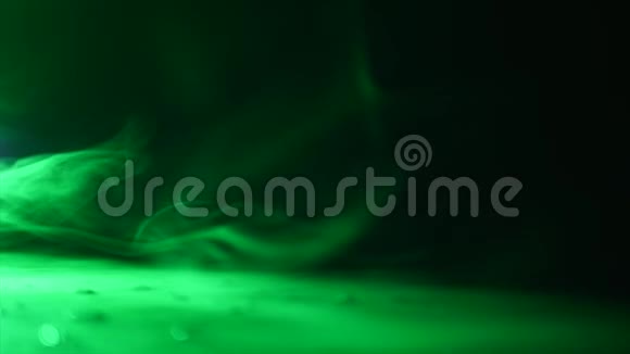 神奇的魔术绿色肥皂泡在黑色桌子上的黑色背景魔术视频的预览图