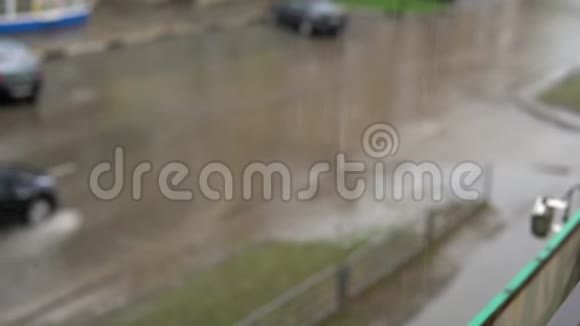 汽车在雨中行驶在被洪水淹没的道路上动作缓慢视频的预览图