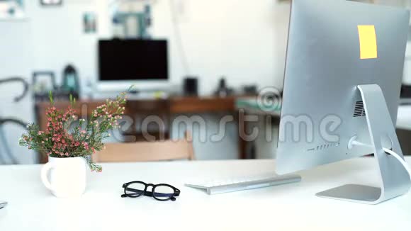 女人一边靠在办公室的桌子边在蓝图上做笔记视频的预览图