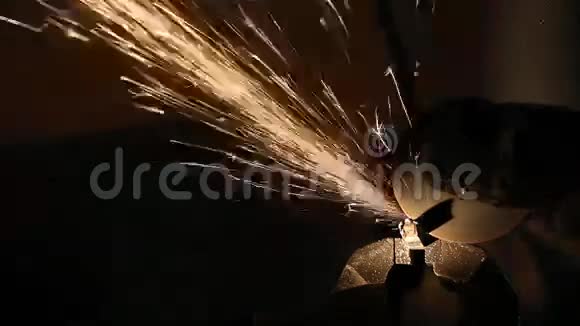 当男人用磨床切割金属棒时火花会飞视频的预览图