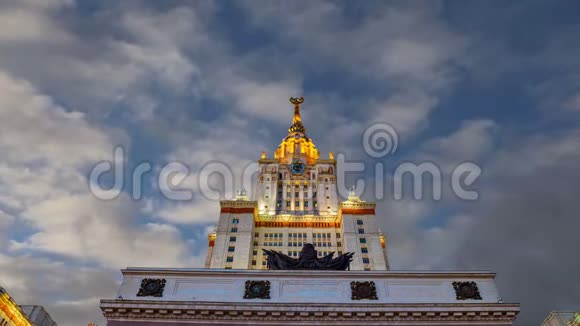 俄罗斯云层移动背景下的麻雀山莫斯科国立大学主楼视频的预览图