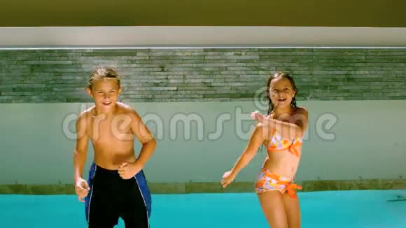 哥哥和姐姐在游泳池里跳视频的预览图