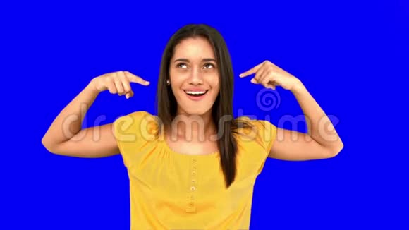女人在蓝屏上做疯狂的手势视频的预览图