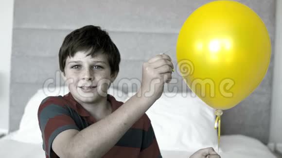 男孩在卧室里用有选择的颜色刺穿气球视频的预览图