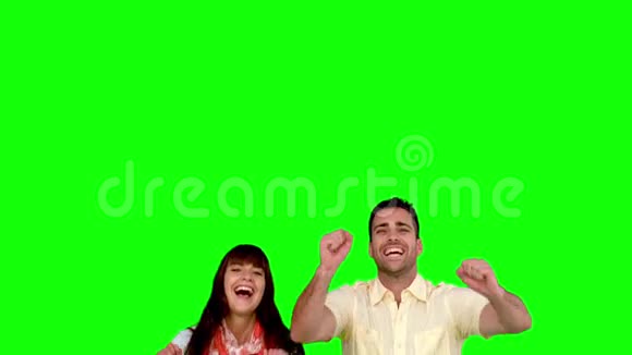 两个朋友在绿色屏幕上跳跃视频的预览图