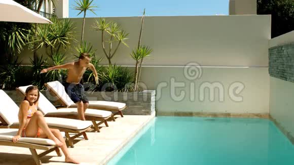 小男孩跳进游泳池视频的预览图