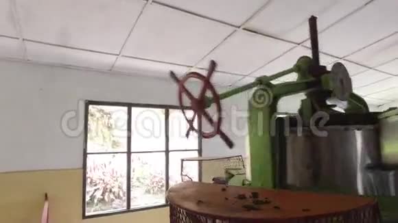 工厂机器研磨茶叶原料视频的预览图
