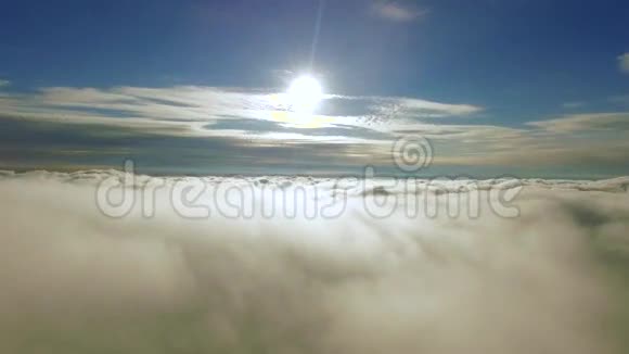 穿过云层飞向太阳穿过云层到太阳4k决议视频的预览图