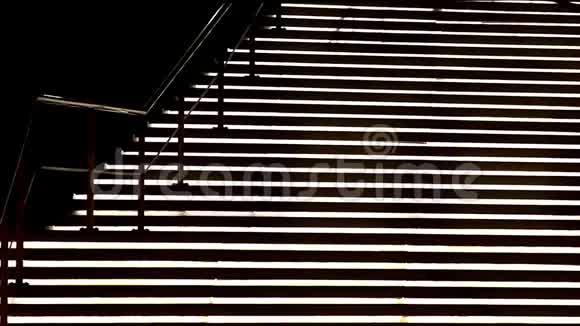 一对夫妇走下楼梯的剪影视频的预览图