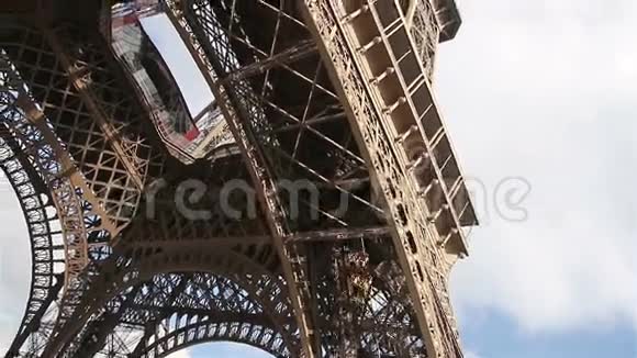 埃菲尔铁塔巴黎法国欧洲从最低点概述视频的预览图