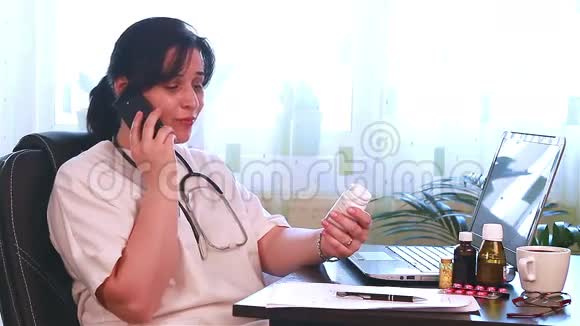 医生在电话里和病人谈论医学视频的预览图