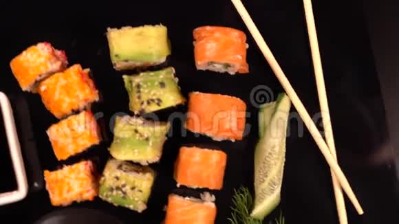 带海藻和酱油的新鲜寿司卷视频的预览图