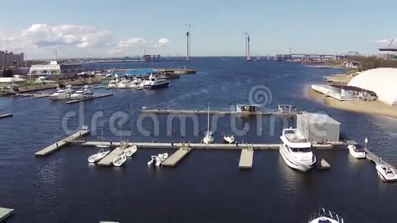 从游艇上方飞过码头视频的预览图