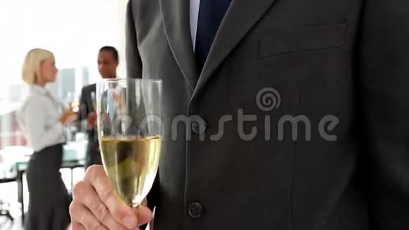 自信的商人举起酒杯视频的预览图