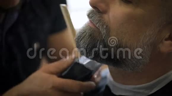 时尚发廊理发师埃波桑蒂聘请胡须体面商人视频的预览图