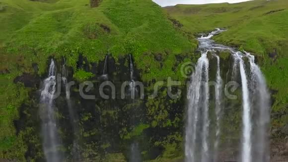 这条河从山的斜坡上瀑布而下安德列夫视频的预览图