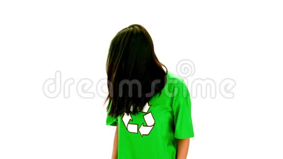 穿着绿色衬衫上面有回收标志的严肃女人视频的预览图