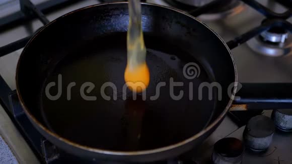 煎鸡蛋在锅里炒慢动作视频的预览图
