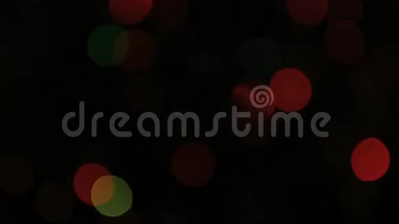 闪闪发光的红灯点圣诞装饰红闪烁灯散焦视频的预览图