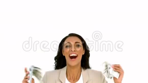 开朗的女商人拿着美元跳着视频的预览图