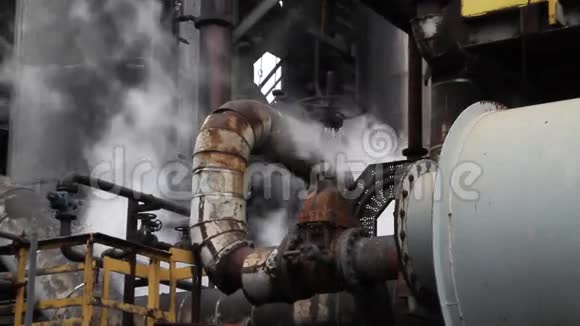 蒸汽从管道和阀门系统逸出视频的预览图