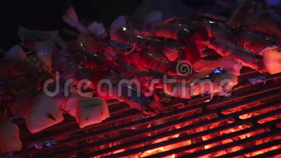 高清格式海食烧烤烧烤派对烧烤上有美味的海鲜烧烤视频的预览图