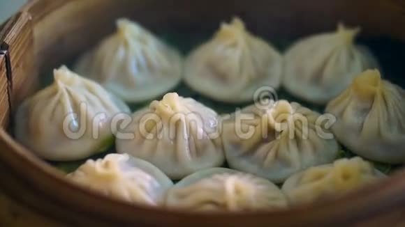 视频蒸汽汤饺子小龙宝辣的中国点心在餐馆吃饭视频的预览图