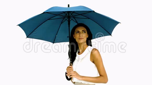 蓝色伞下的漂亮女人恐惧地畏缩视频的预览图