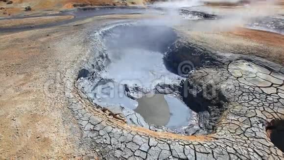 冰岛泥沼和干土沸腾特写视频的预览图