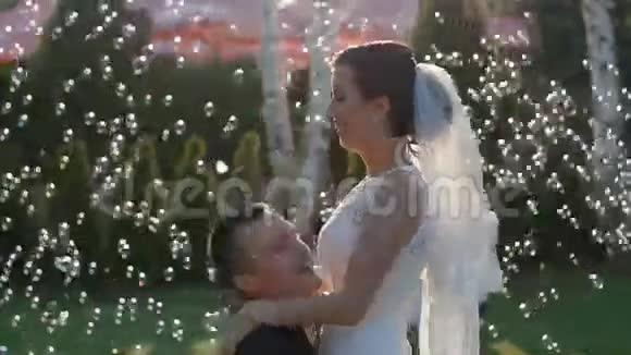 新娘和新郎参加婚礼舞会视频的预览图