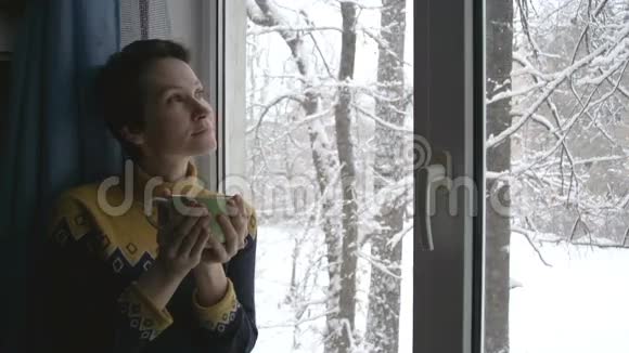 窗外的雪和热茶视频的预览图