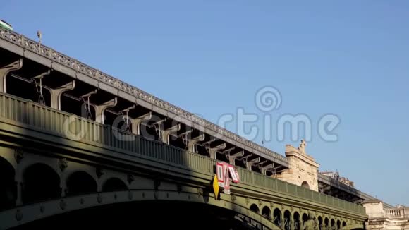 穿越比尔哈基姆大桥的空中地铁巴黎视频的预览图