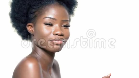 漂亮的黑人模特微笑着摆姿势视频的预览图