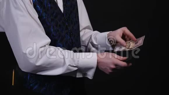 魔术师手里拿着燃烧的钱包视频的预览图