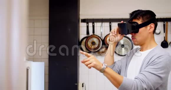 厨房用虚拟现实耳机的男人视频的预览图